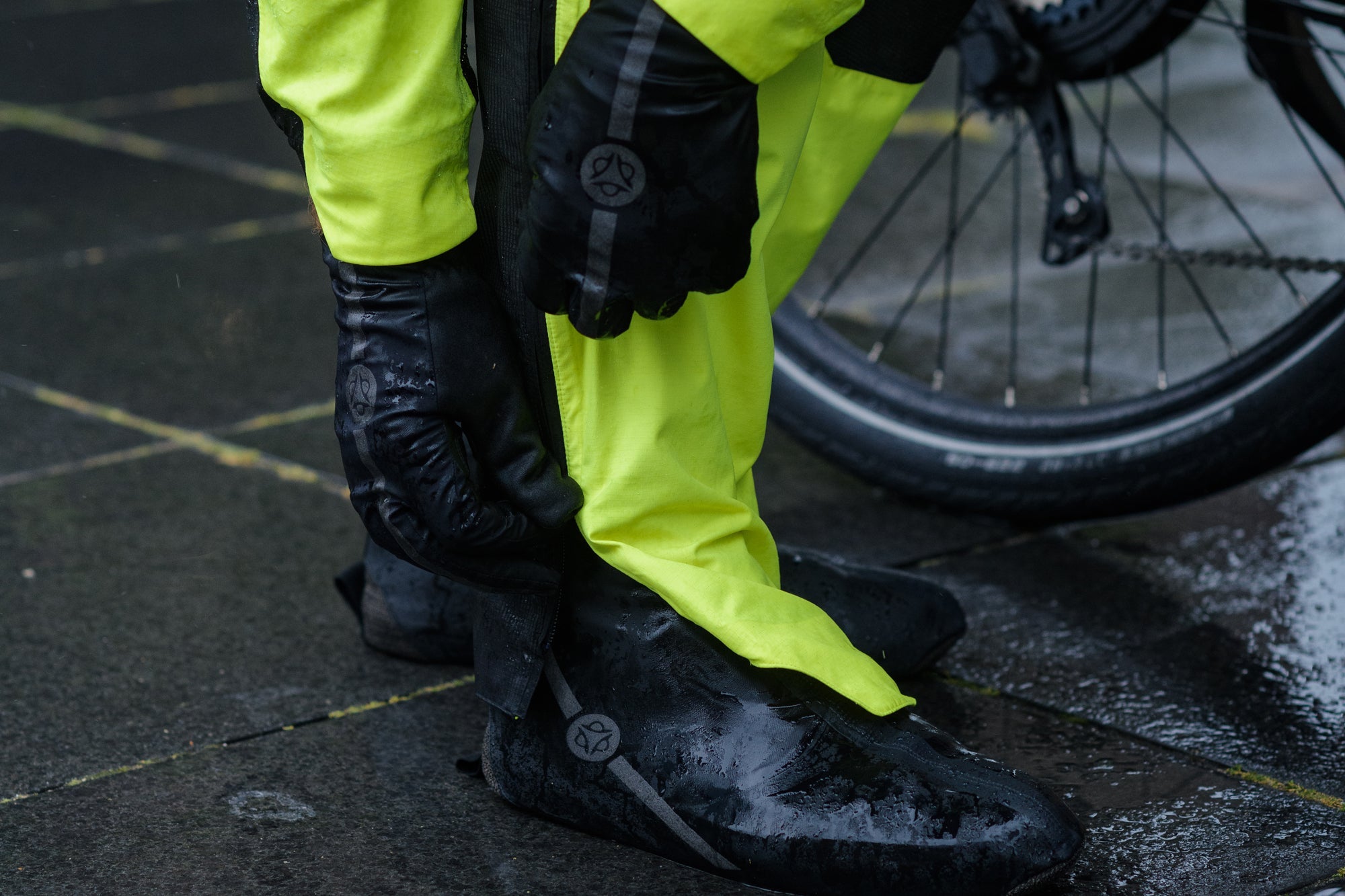 Überschuhe halten Schuhe beim Stadtverkehr trocken