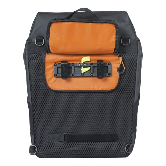 Basil Miles Tarpaulin Fahrradrucksack 17L schwarz/orange