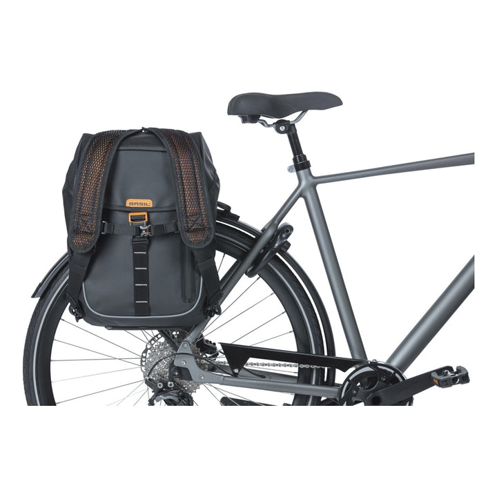 Basil Miles Tarpaulin Fahrradrucksack 17L schwarz/orange