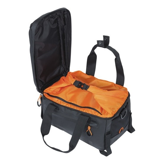 Basil Miles Tarpaulin Gepäckträgertasche 7L schwarz/orange