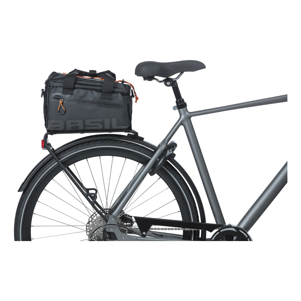 Basil Miles Tarpaulin Gepäckträgertasche 7L schwarz/orange