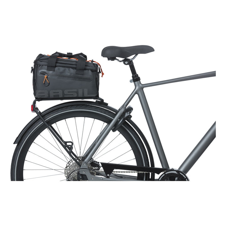 Basil Miles Tarpaulin Gepäckträgertasche 7L schwarz/orange