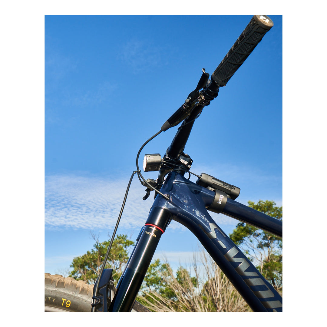 Knog Scheinwerfer Blinder X 1800 mit externem Akku 10&