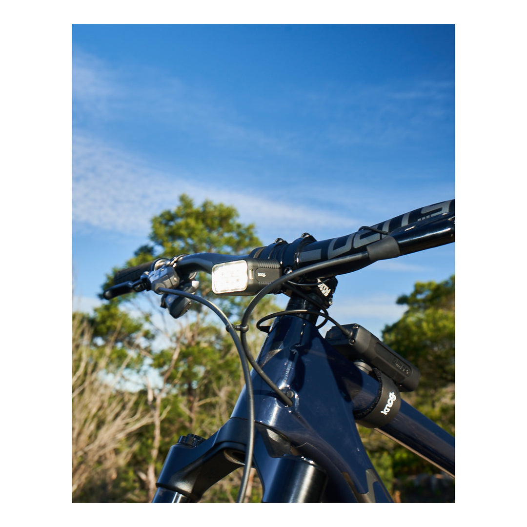 Knog Scheinwerfer Blinder X 1800 mit externem Akku 10&