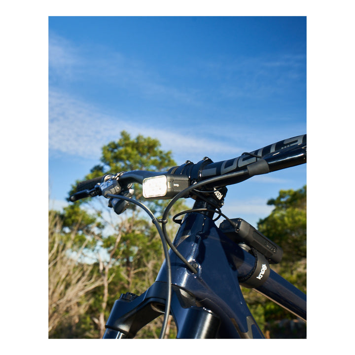 Knog Scheinwerfer Blinder X 1800 mit externem Akku 10&