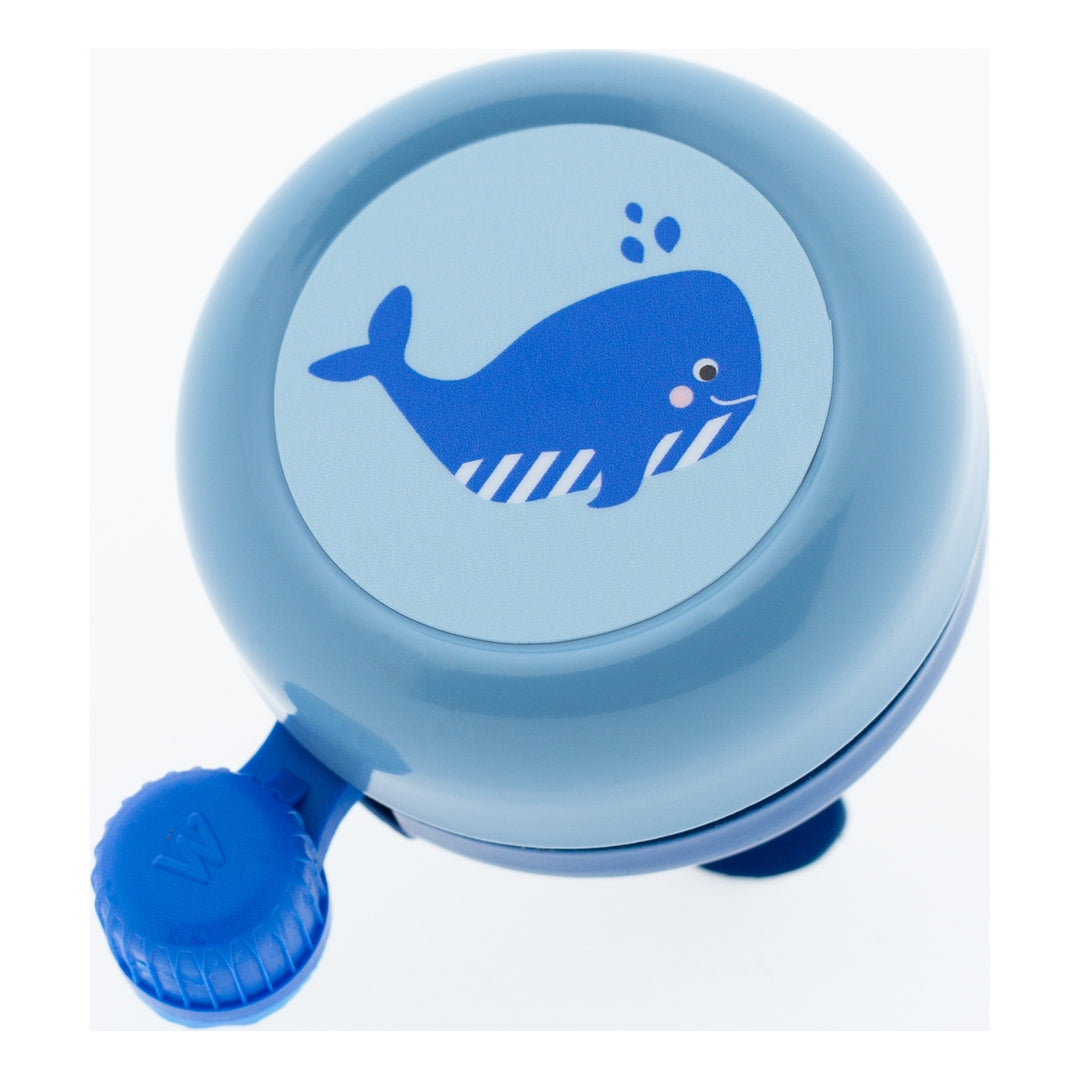 Widek Kinderglocke Explorer Whale Stahl lackiert in blau auf einer Karte blau